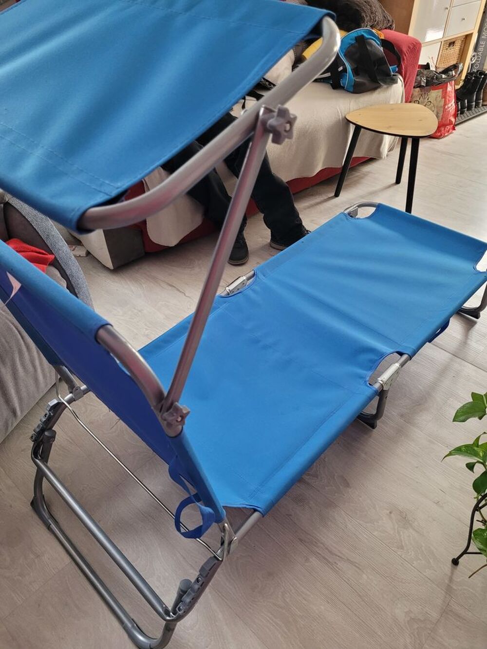 CHAISE LONGUE PLIANTE bleue avec prot&egrave;ge soleil Meubles