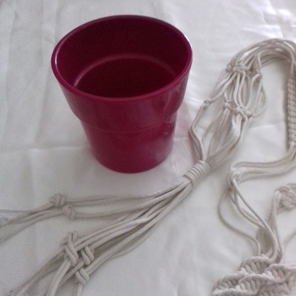Suspension macramSuspension macram&eacute; et&eacute; et son pot fuschia - Décoration