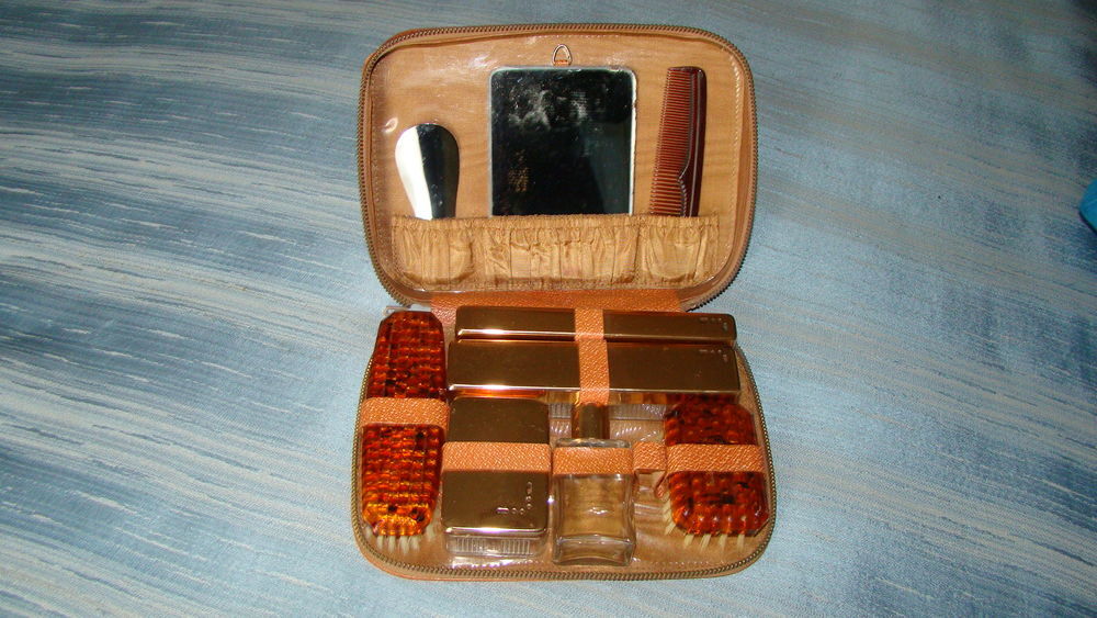 Ancien n&eacute;cessaire de voyage en cuir - ann&eacute;es 1950
Maroquinerie
