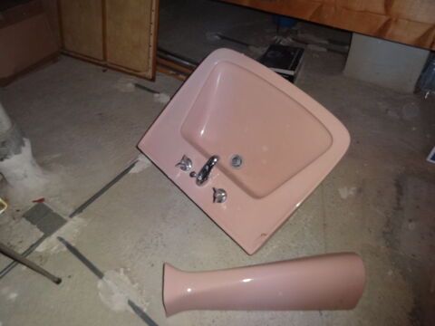 lavabo rose avec les robinet et la tablette et le siphon 
60 Bagnols-sur-Cze (30)