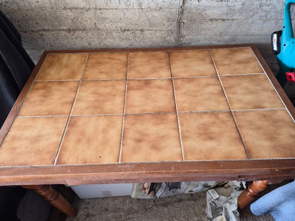 Table de cuisine plus 4 chaises h&ecirc;tre.
Meubles