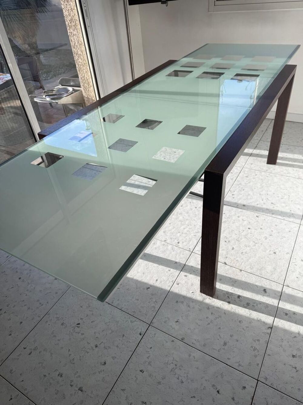 Table Ligne Roset en verre poli avec rallonge int&eacute;gr&eacute;e Meubles