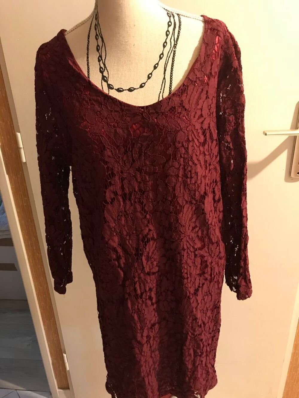 robe dentelle bordeaux taille 38/40 soit S Vêtements