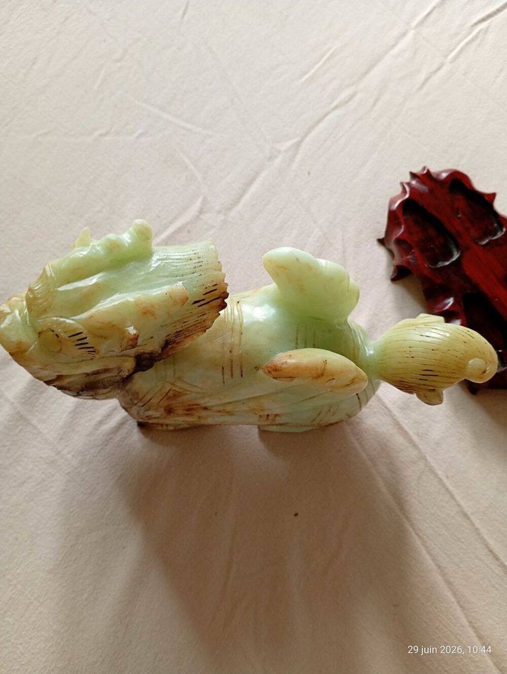 statuette en jade forme de dragon poser sur son socle 