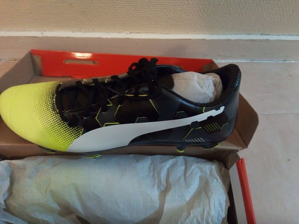 Chaussure de foot/rugby en crampon moul&eacute; NEUVE Sports