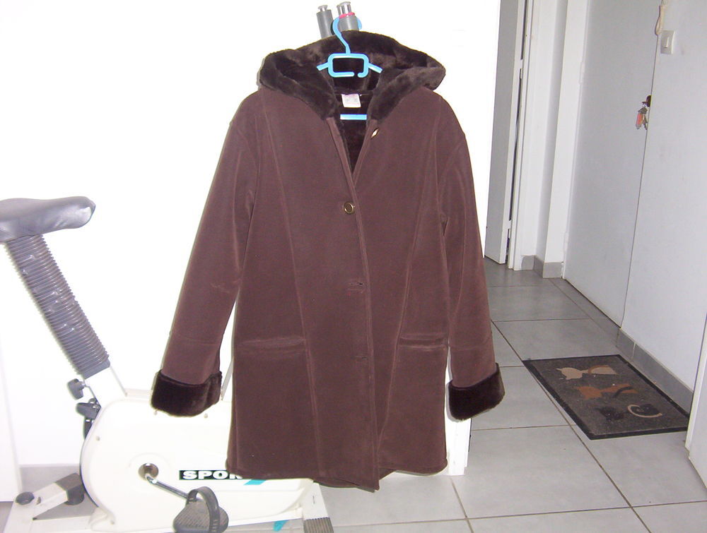 manteau neuf,couleurs marron,avec capuche
T 46/48
me teleph
Vêtements