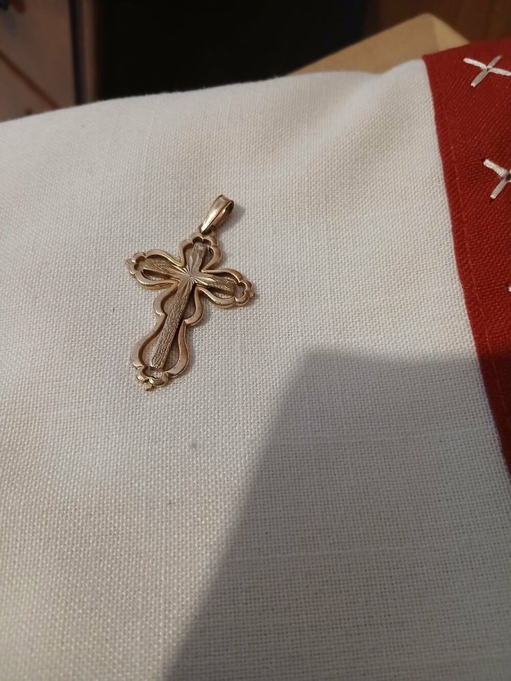  Croix de Lourdes styl&eacute;e plaqu&eacute;e or N&deg;1443
Bijoux et montres