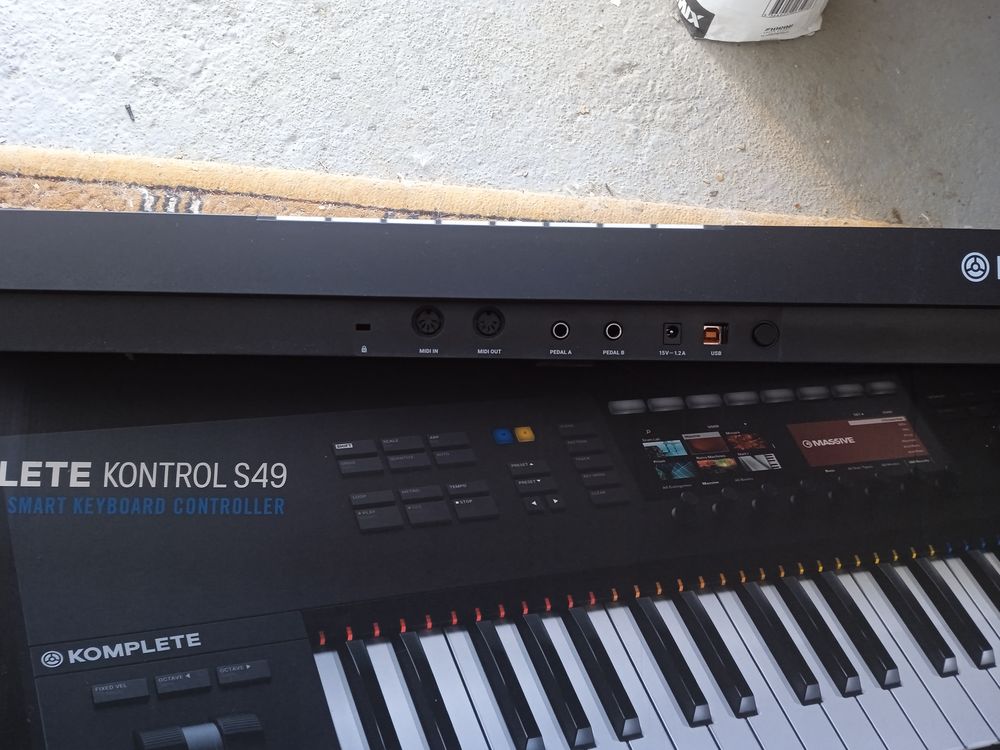 KOMPLETE KONTROL S49 
A Vendre jamais Servi Instruments de musique