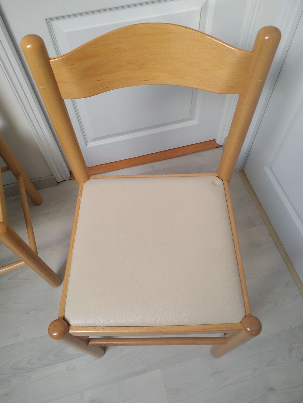 2 chaises en bois, Bon &eacute;tat Meubles