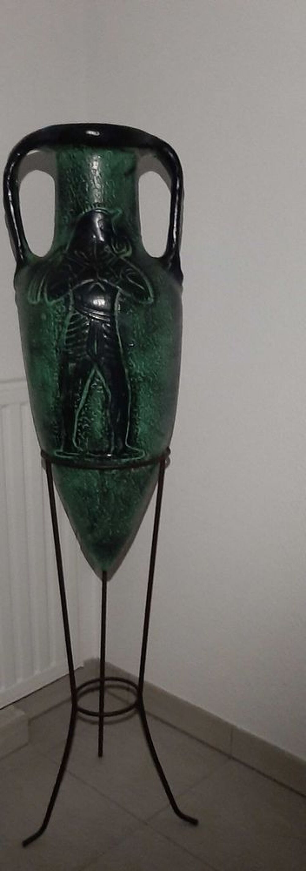 Magnifique amphore de style
&eacute;gyptien.
Tr&egrave;s bel objet de d&eacute;coration Décoration
