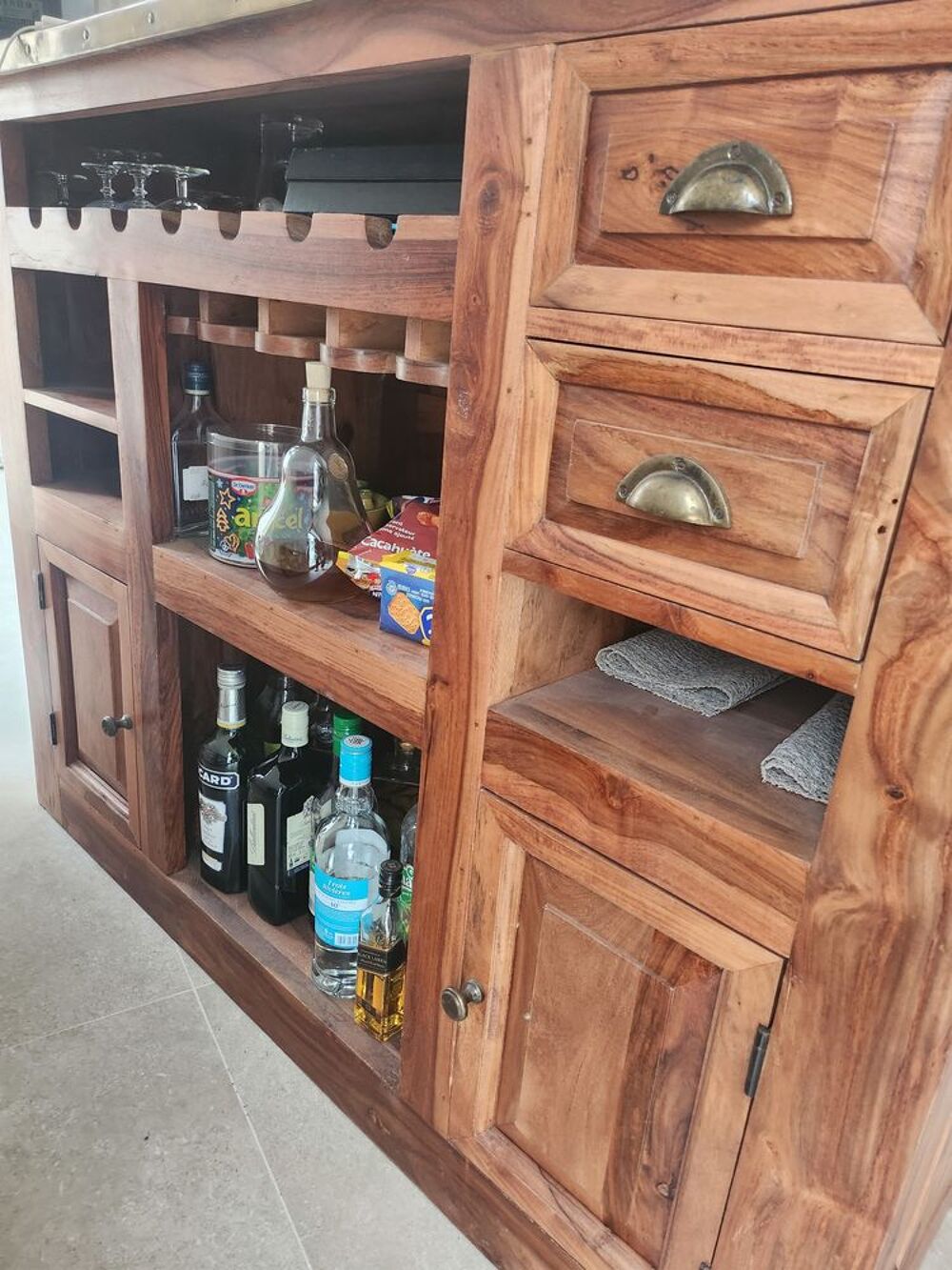 tres beau meuble bar avec deux chaises bistrot pliantes Meubles