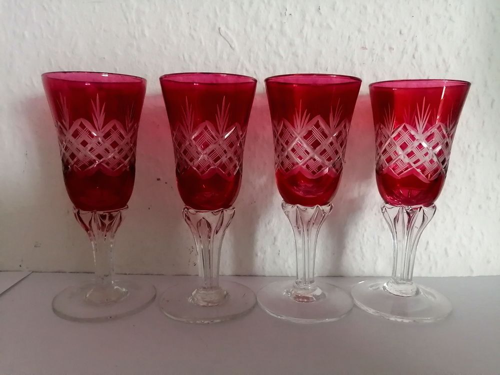 Lot de 4 tr&egrave;s beaux verres &agrave; liqueur en cristal cisel&eacute; Décoration