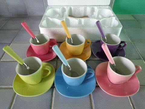 Service a caf pour 6 personnes coloris pastels. 10 Theix (56)