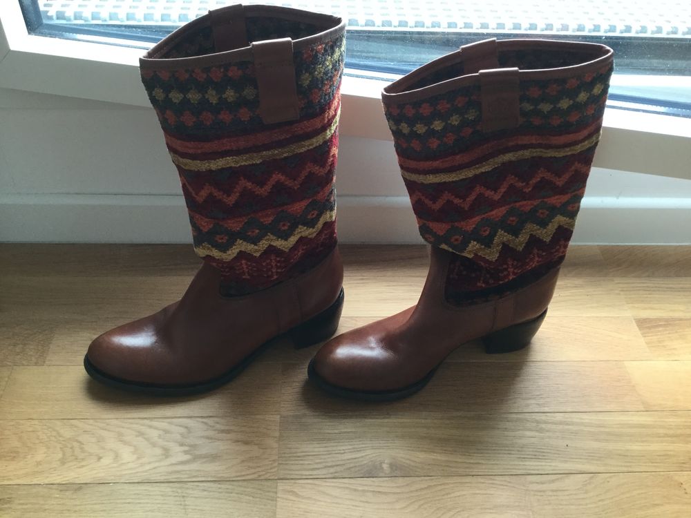 bottes camel avec dessins incas mayas
Chaussures