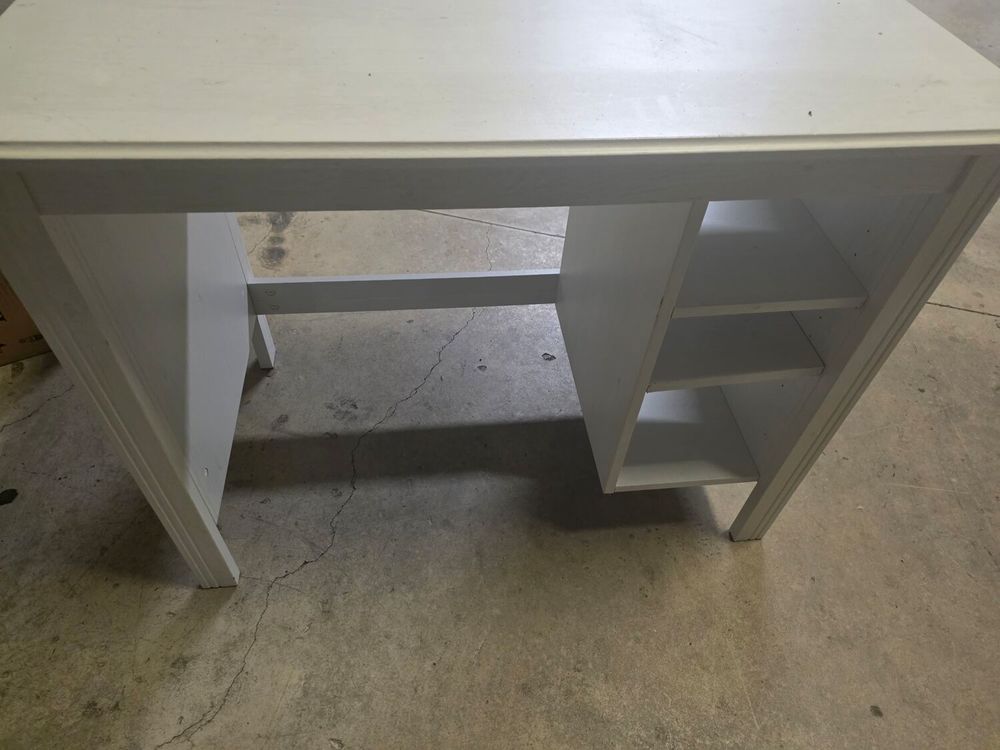 Meuble i formatique avec une chaise Meubles