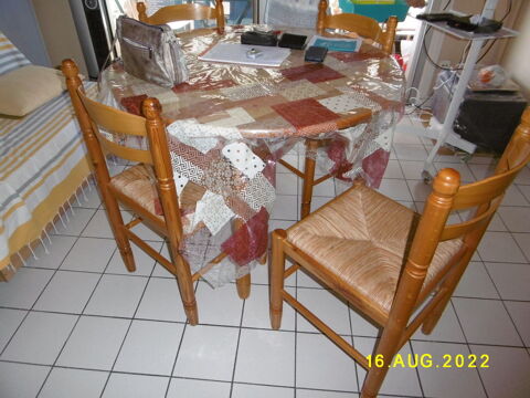 Table rond en pin et 4 chaises  0 Aix-les-Bains (73)