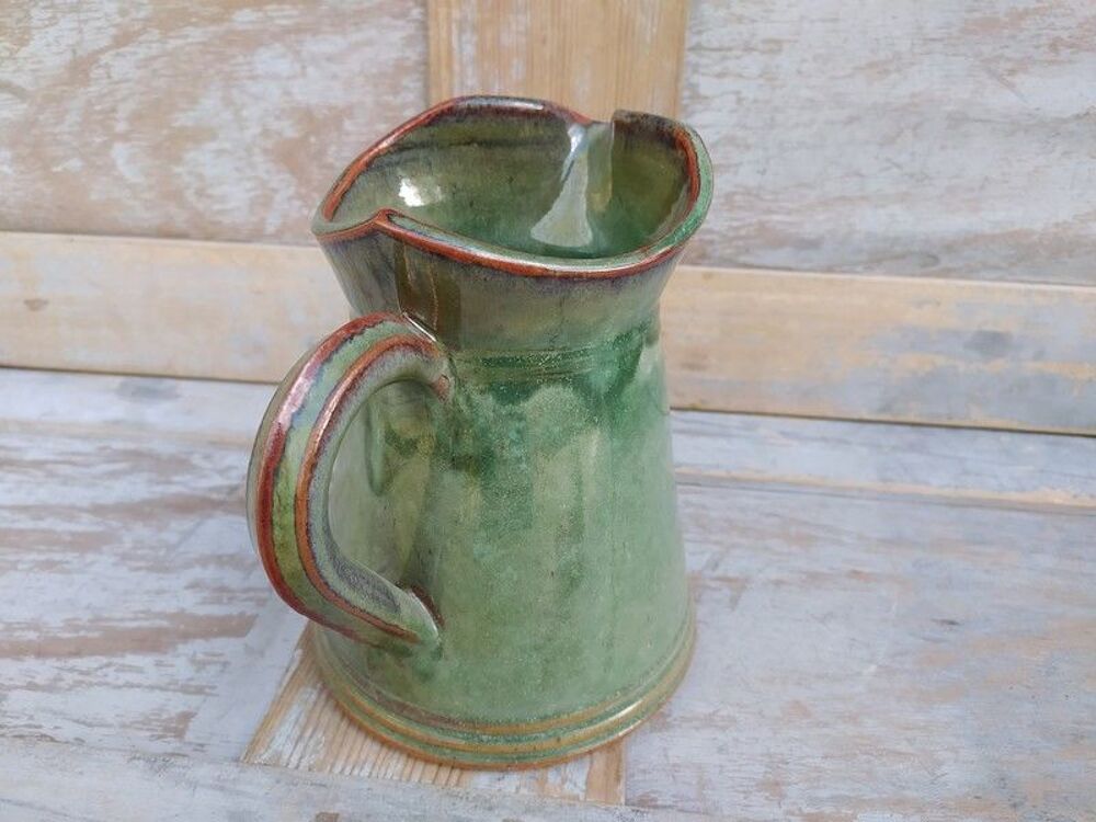 Pichet Gr&egrave;s &Eacute;maill&eacute; Vert Col &Eacute;vas&eacute; 
Hauteur 17cm, largeur Décoration