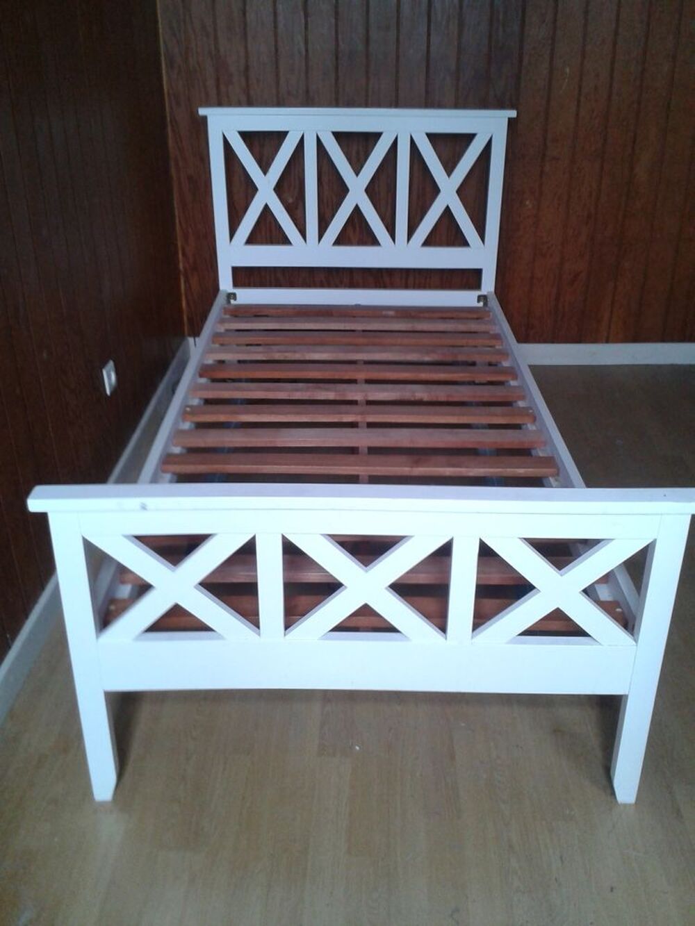 LIT EN PIN COULEUR BLANC QASI NEUF. Meubles