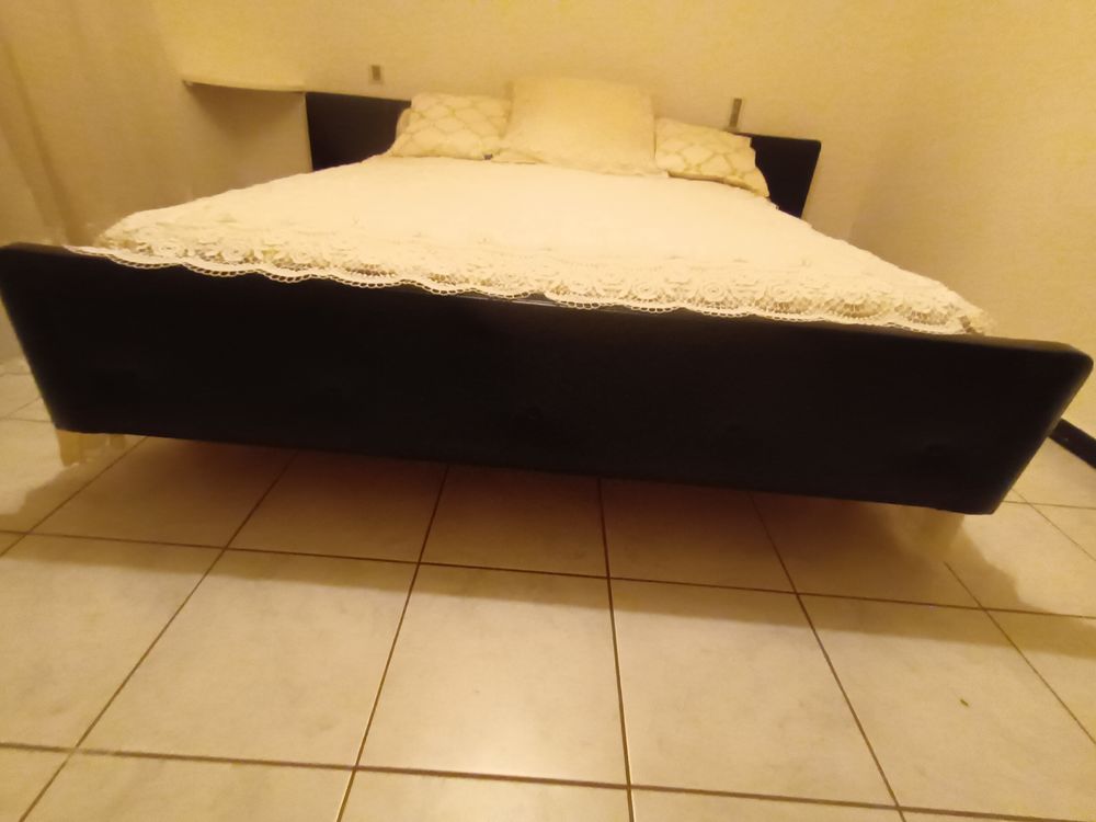 Lit 140x190cm avec sommier et tablettes Meubles