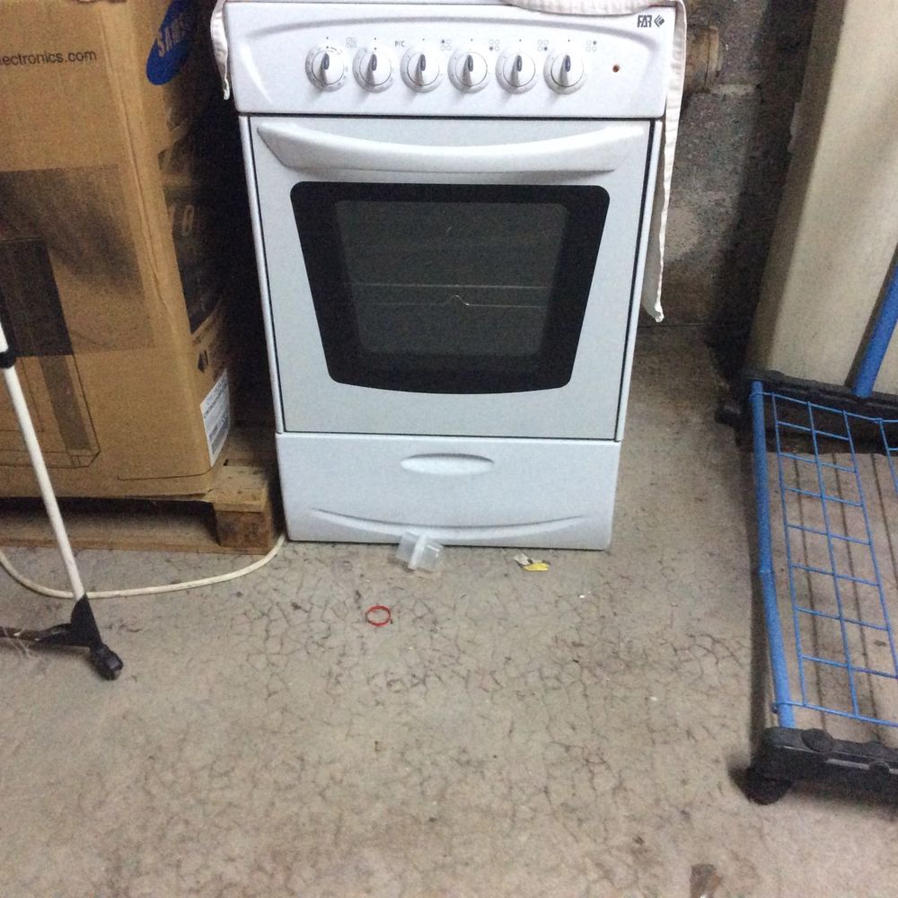 cuisini&egrave;re 4 feux et un four. Electroménager