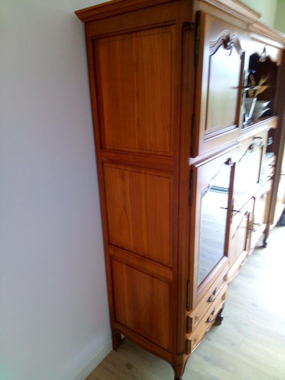 grand meuble avec un bar bonne qualit&eacute;s Meubles
