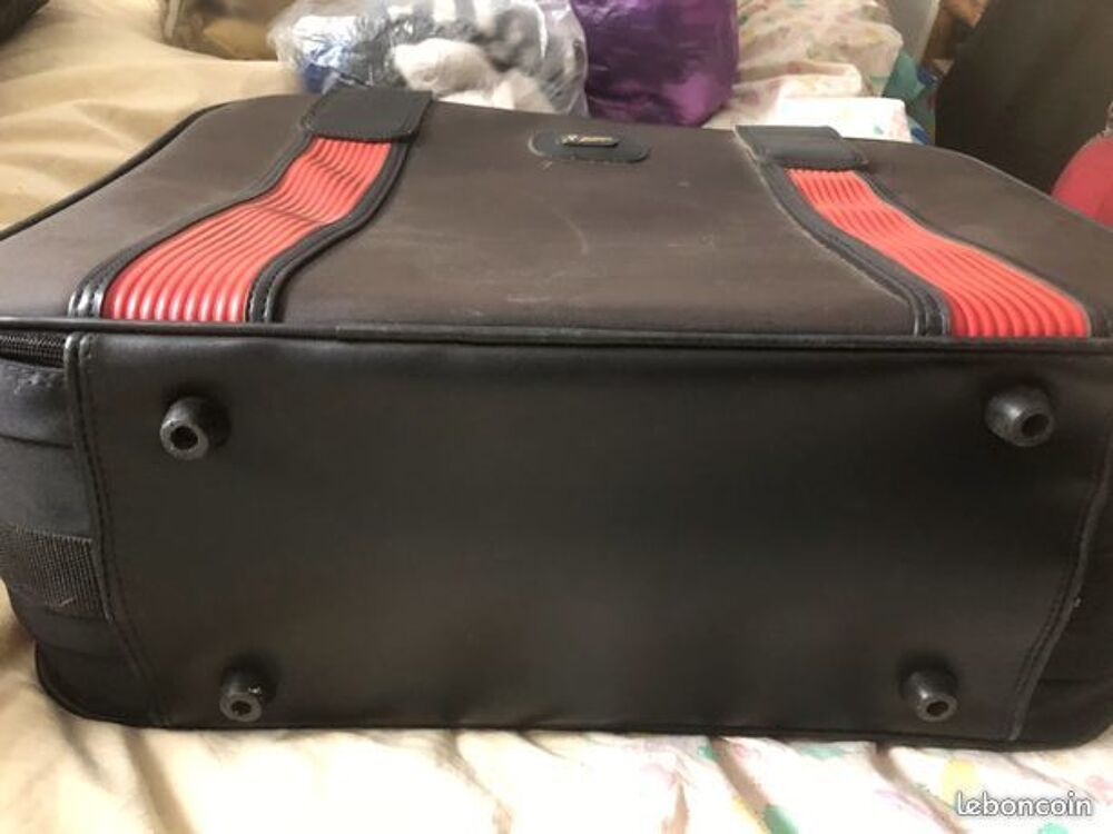 Petite valise en cuir Meubles