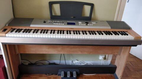 Piano lectrique Yamaha Portable Grand DGX-630 avec pdales 400 Nantes (44)