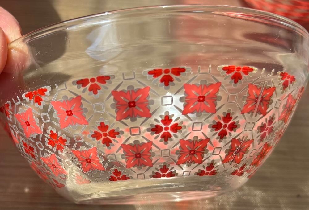 4 Bols en verre transparent illustr&eacute; en rouge neufs Bijoux et montres