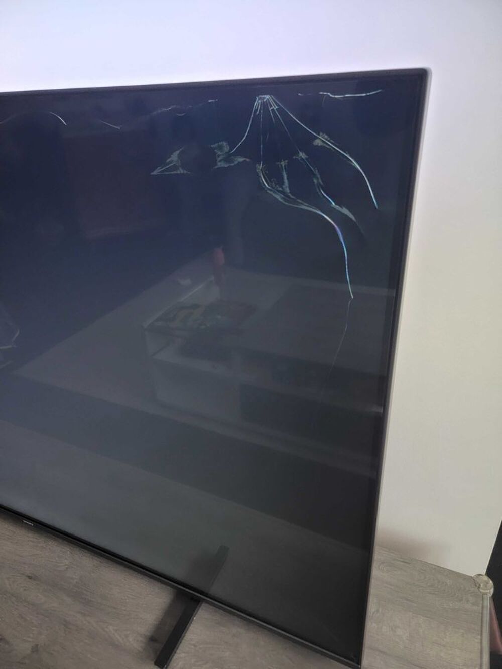 T&eacute;l&eacute; Philips LED UHD 4K de 55 pouces (139 cm) Ambilight. &agrave;‰cran H.S Fissur&eacute; pour Pi&egrave;ces ou Bricoleur . Electroménager