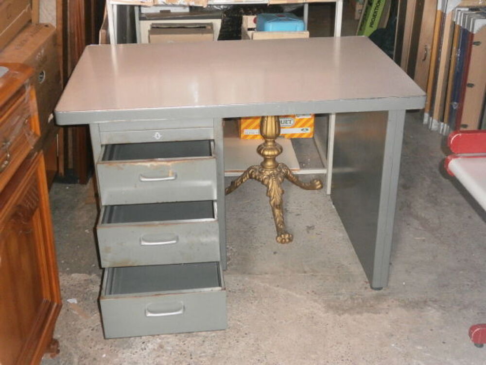 Bureau m&eacute;tallique de marque Strafor Meubles