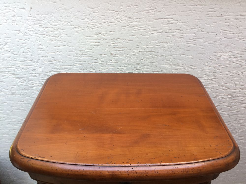 Table de chevet en merisier Meubles