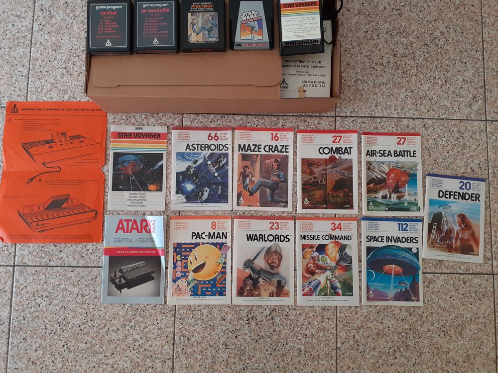 Console Atari 2600, 2 manettes, les c&acirc;bles et 10 jeux Atari, Consoles et jeux vidos