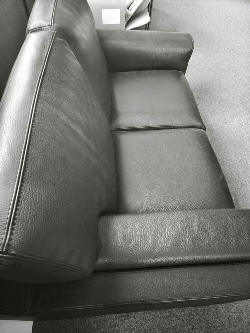 Canap&eacute; cuir 2 places + table basse en cuir Meubles