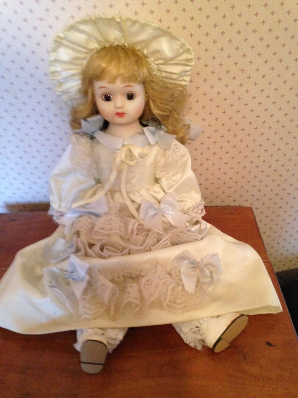 Poup&eacute;e en porcelaine 
