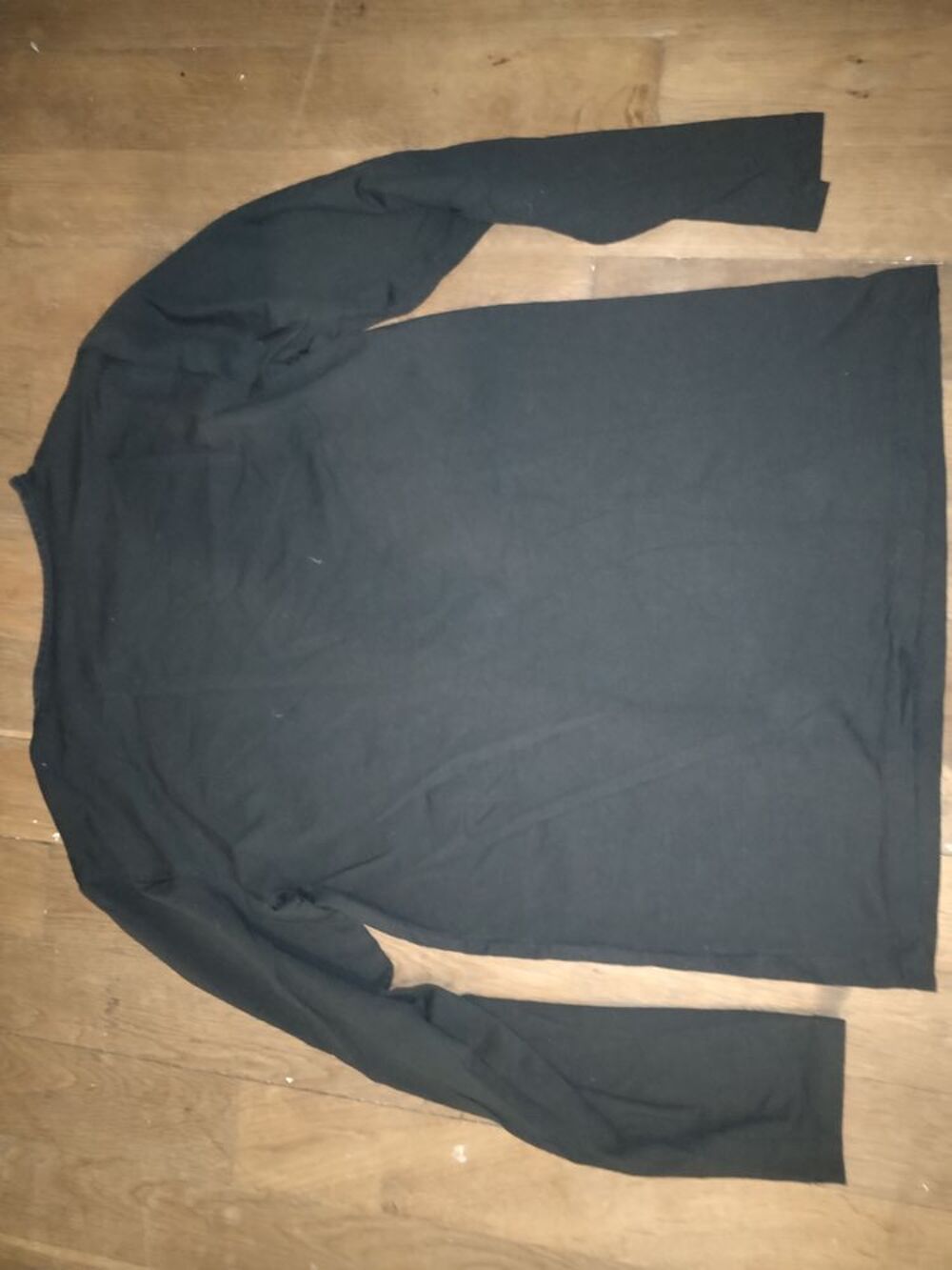 T-shirt manches longues (Taille S)
Vêtements