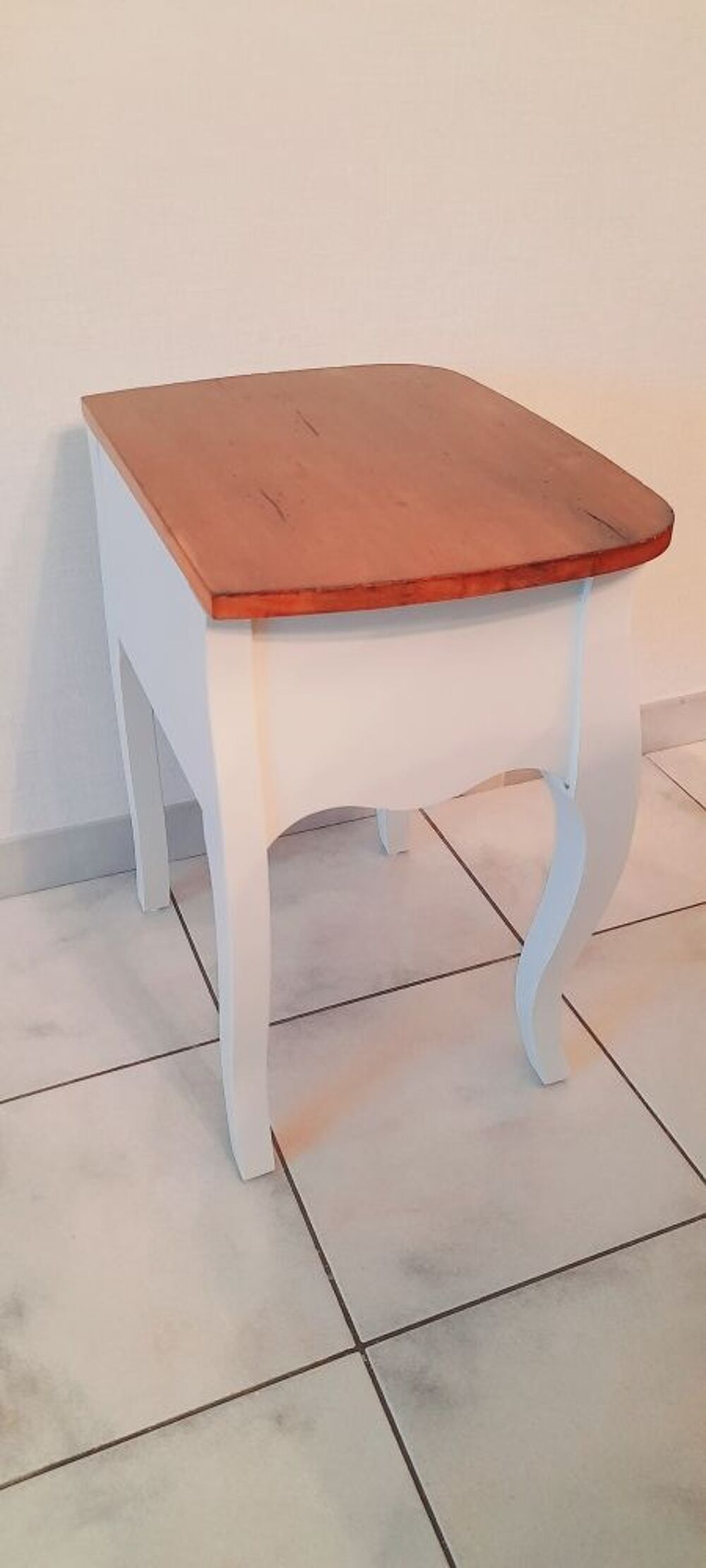 Table d'appoint cr&egrave;me et plateau bois de Maison du Monde. Meubles