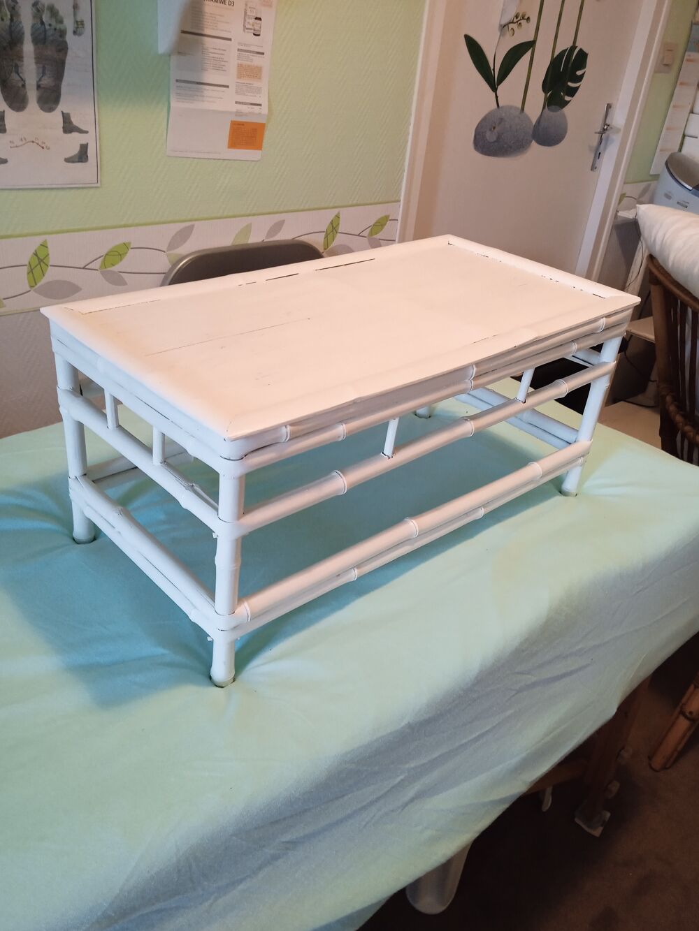 Petite table basse en bambou vintage . Meubles