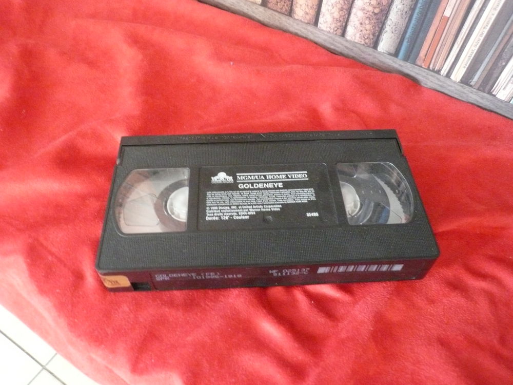 K7 vid&eacute;o VHS S&eacute;cam couleur 007 