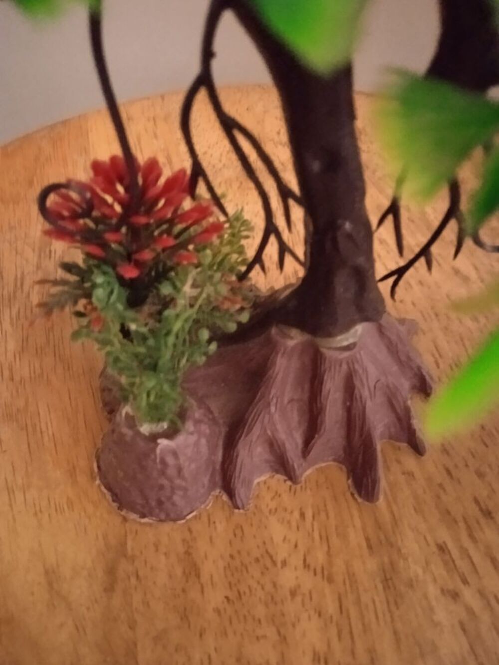 aquarium plante en plastique 24 H 26cm il est neuf. Décoration