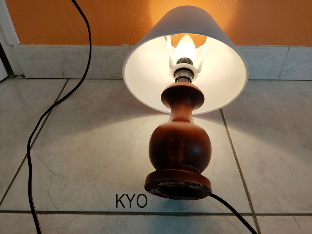 Lampe chevet bois &agrave; poser abat-jour conique rond blanc tissu Décoration