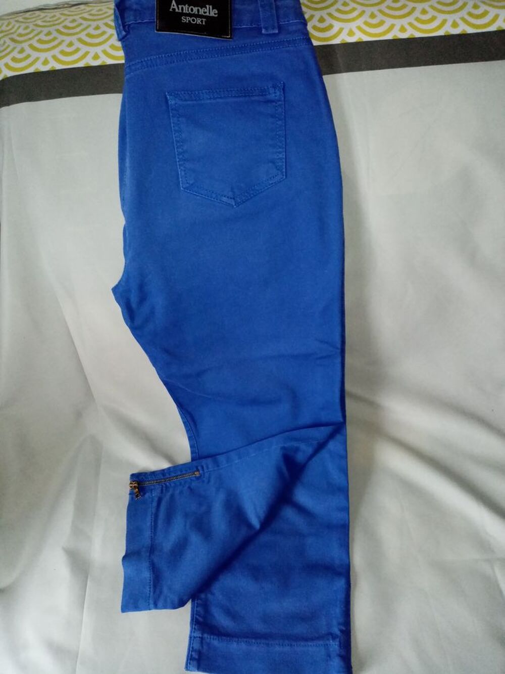 2 pantalons ANTONELLA sport et 1 corsaire ANTONELLA. Vêtements