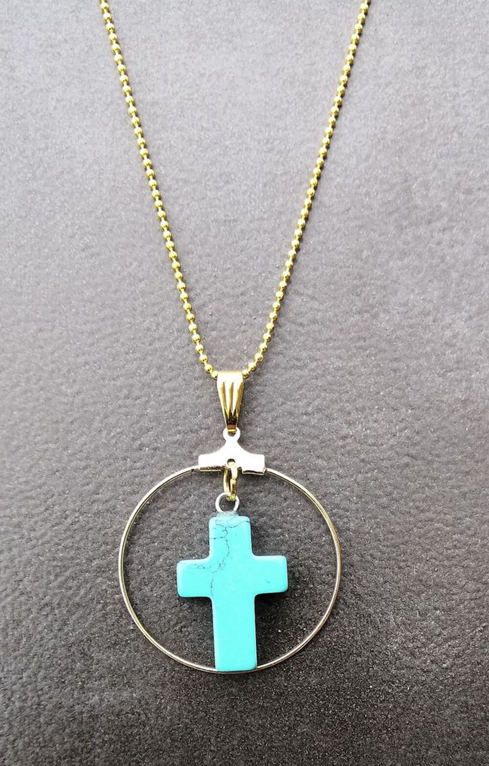 Pendentif croix Turquoise naturelle dans anneau acier dor&eacute; Bijoux et montres