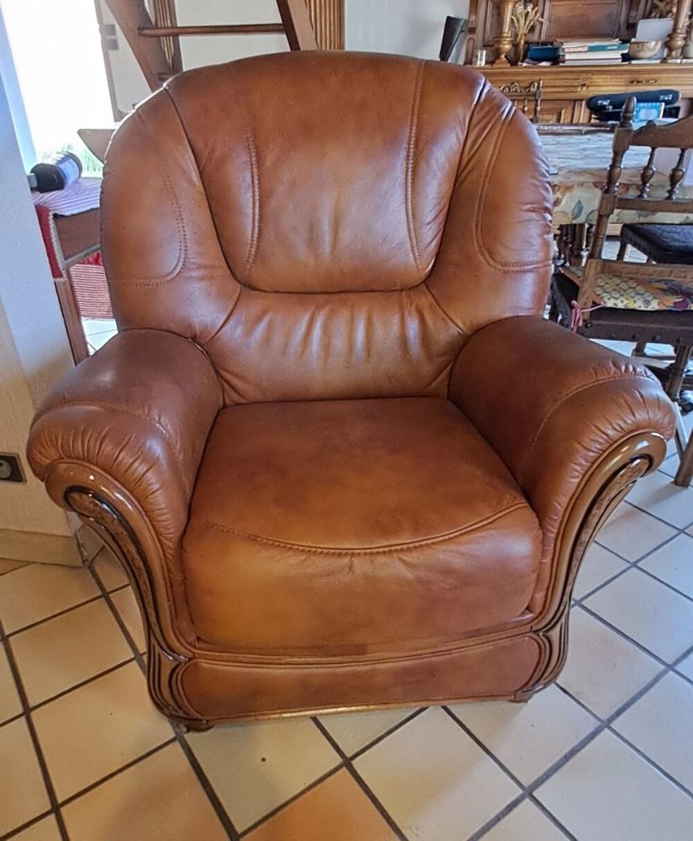 Canap&eacute; et fauteuil en cuir, table de salon Meubles