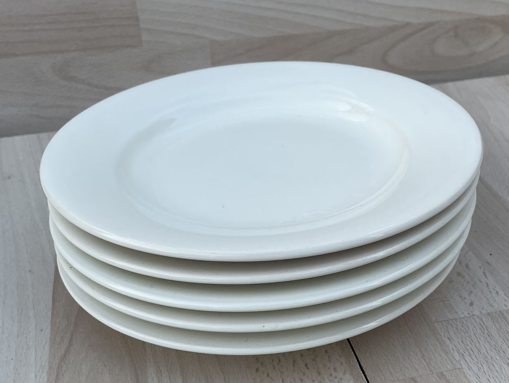 Vintage, lot d'un service &agrave; vaisselle ancien fa&iuml;ence blanche Cuisine