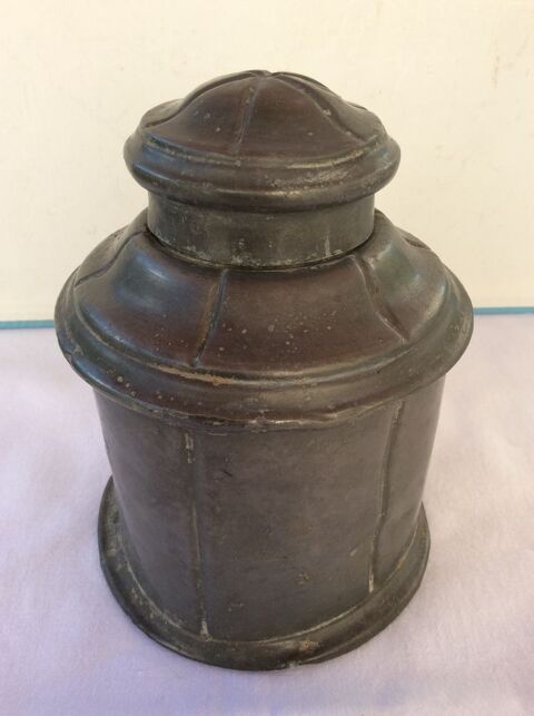 Bo�te ronde couverte, ancienne, en t�le fer ou �tain d�cor 10 Gif-sur-Yvette (91)
