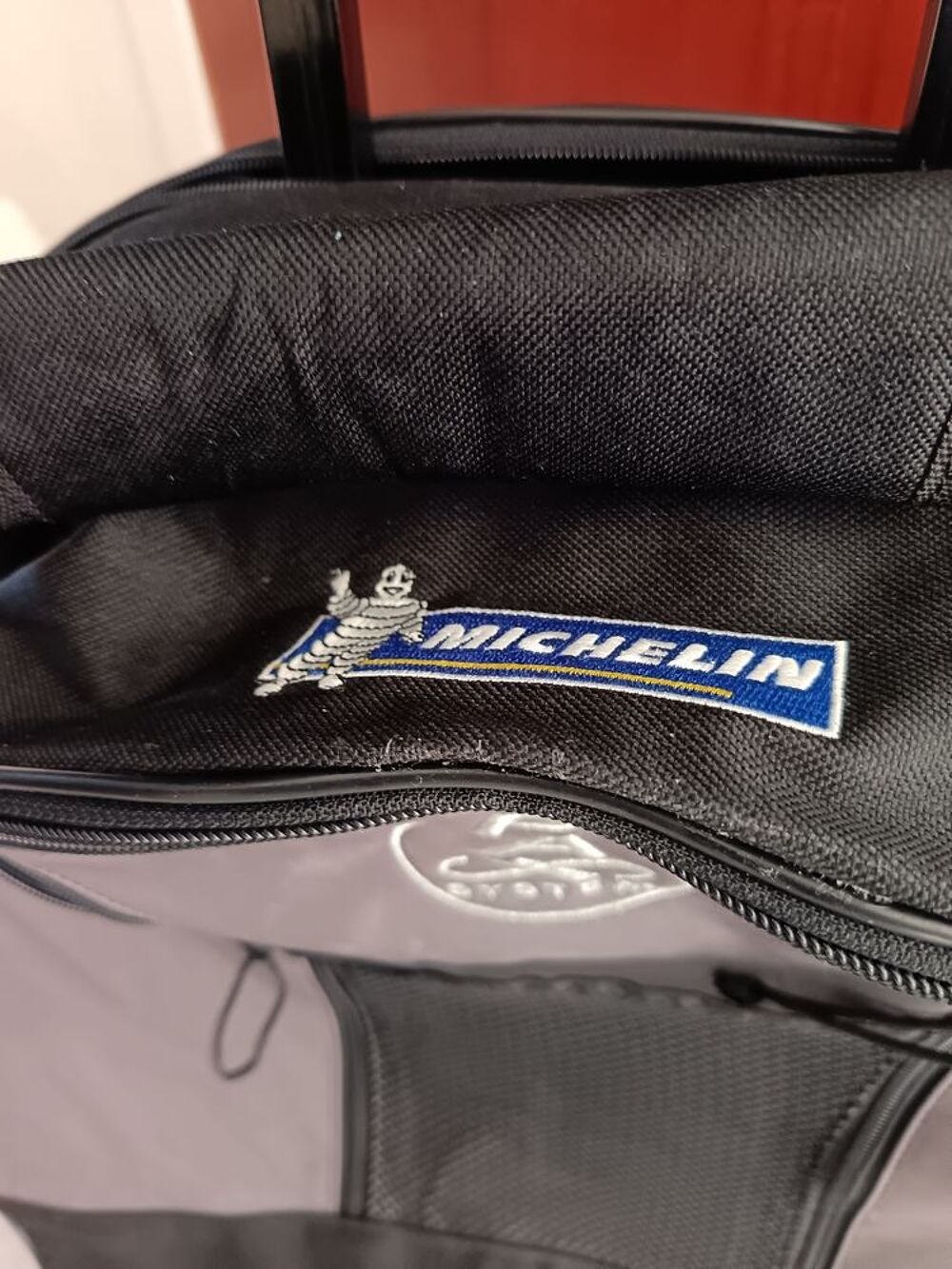 Petite valisette sur deux roues Michelin tr&eacute;s bon &eacute;tat . Maroquinerie