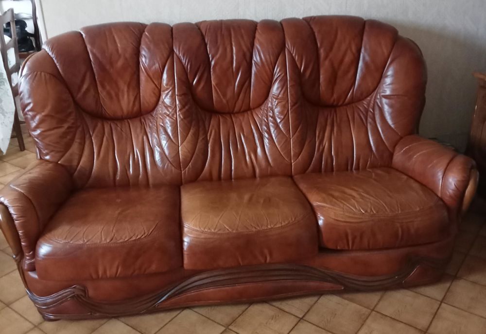 Lot canap&eacute; et 2 fauteuils assortis cuir marron et bois
Meubles