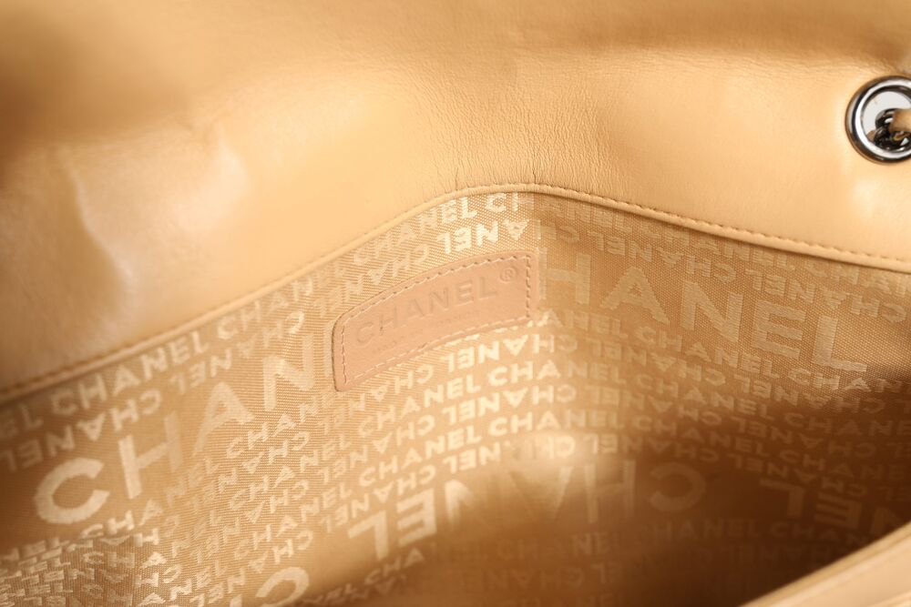 Sac &agrave; rabat g&eacute;ant Mademoiselle en cuir d'agneau beige B+ Maroquinerie