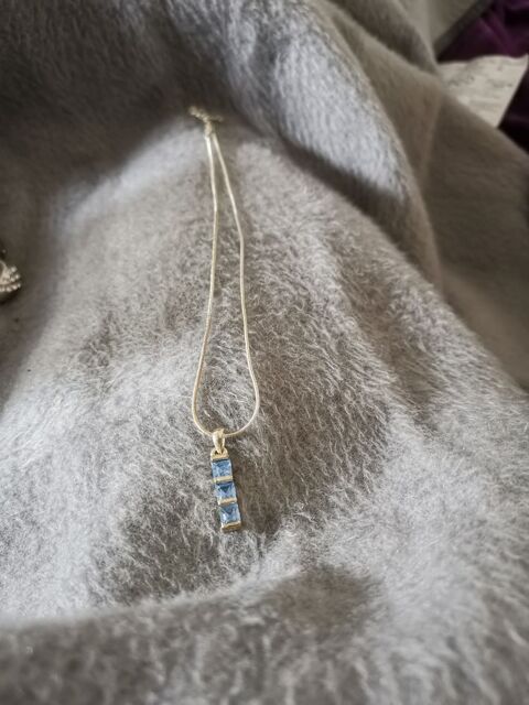 Collier argenté strass bleu sans marque 5 Villemomble (93)