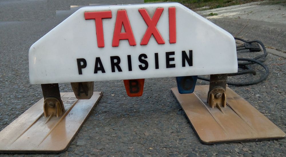 enseigne taxi parisien 